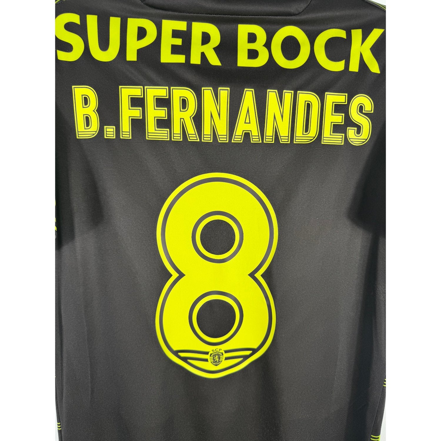 Détail de la typographie du flocage sur le numéro 8 de Bruno Fernandes