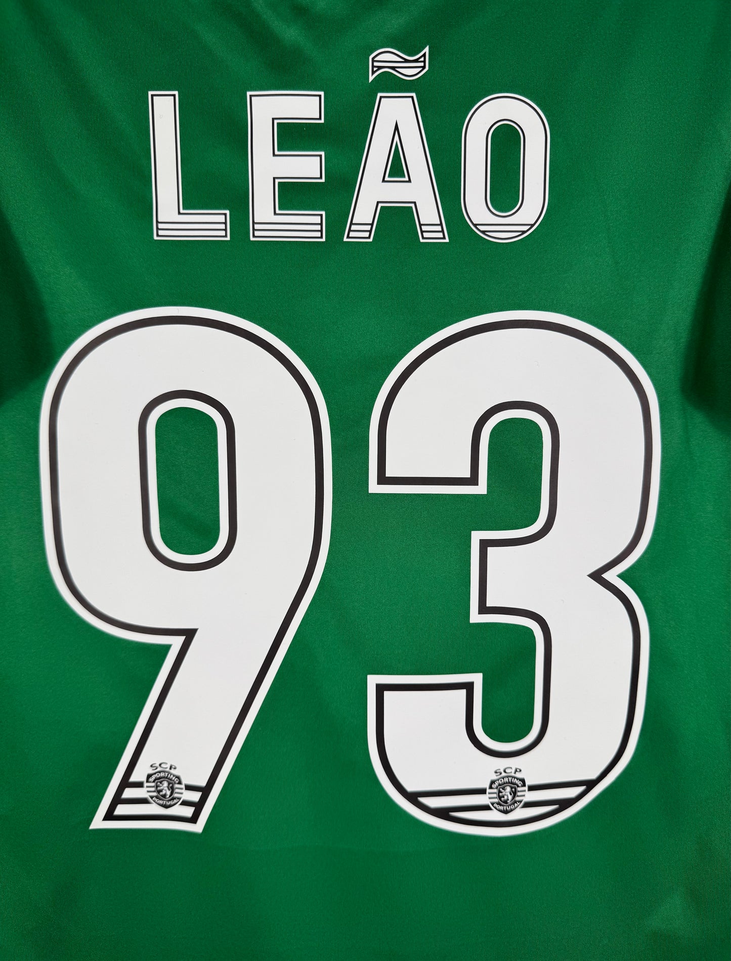 Détail de la typographie du flocage sur le numéro 93 de Rafael Leão