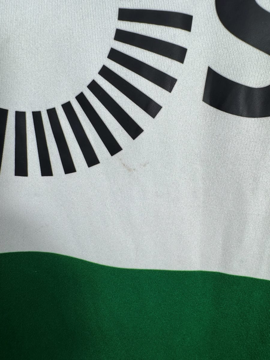 Trace légère près du sponsor NOS, maillot Sporting CP domicile 2017-2018