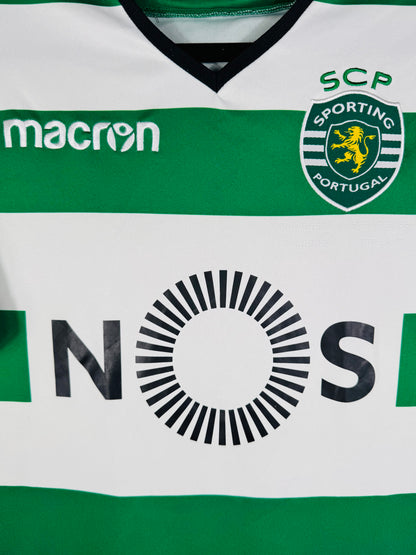 Détail de l'écusson du Sporting CP et du logo Macron
