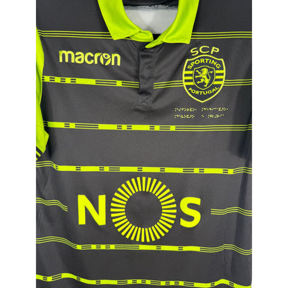 Détail de l'écusson du Sporting CP et du logo Macron
