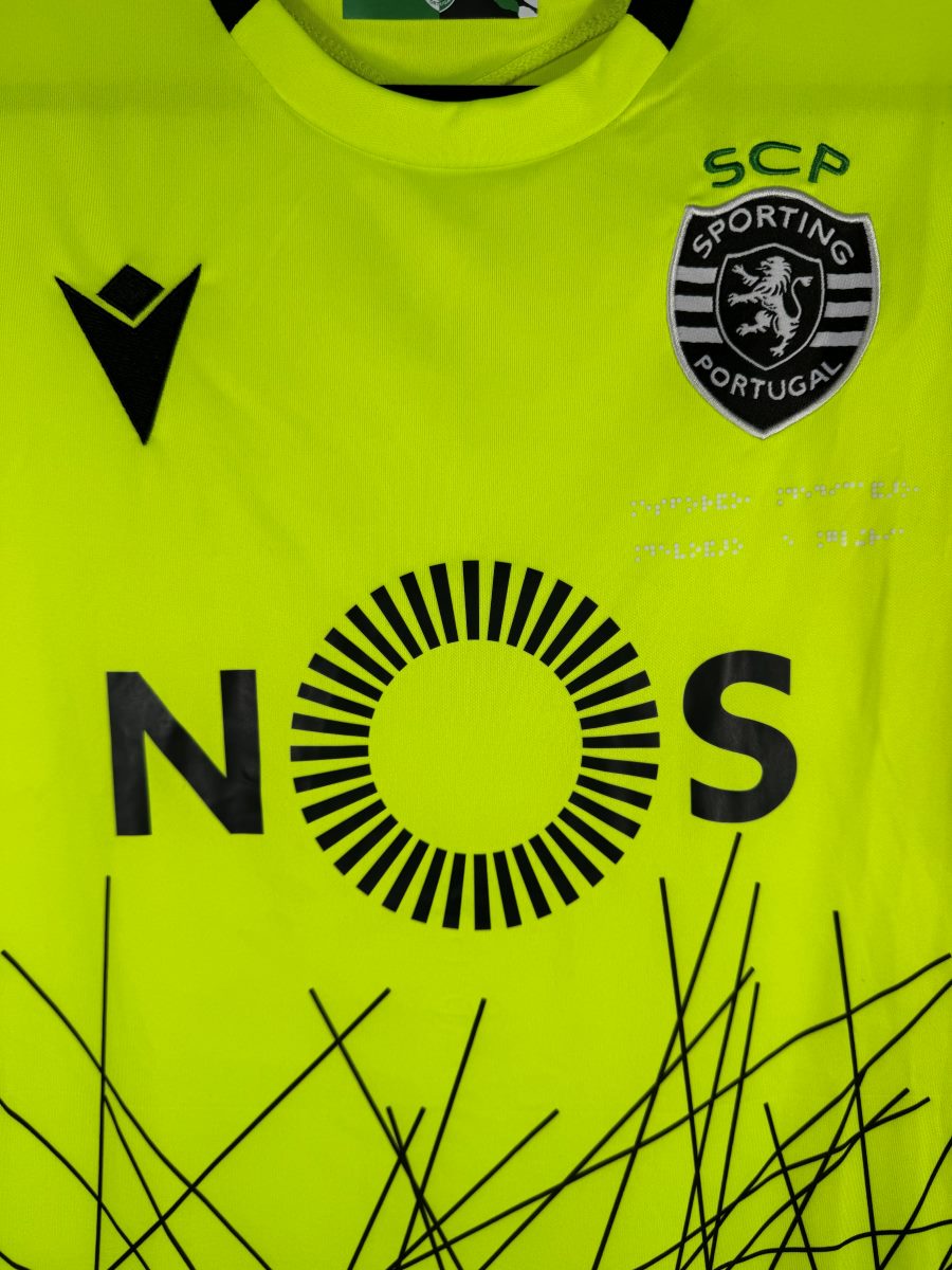 Detail de l ecusson brode du Sporting et du logo Macron