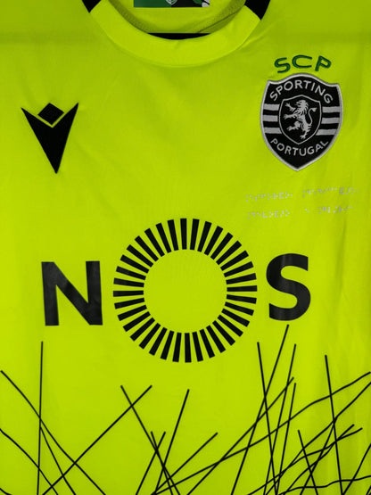 Detail de l ecusson brode du Sporting et du logo Macron