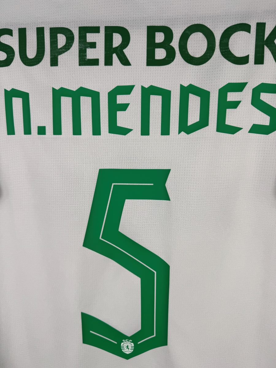 Détail flocage N. Mendes 5 vert, maillot Sporting CP third 2020-2021
