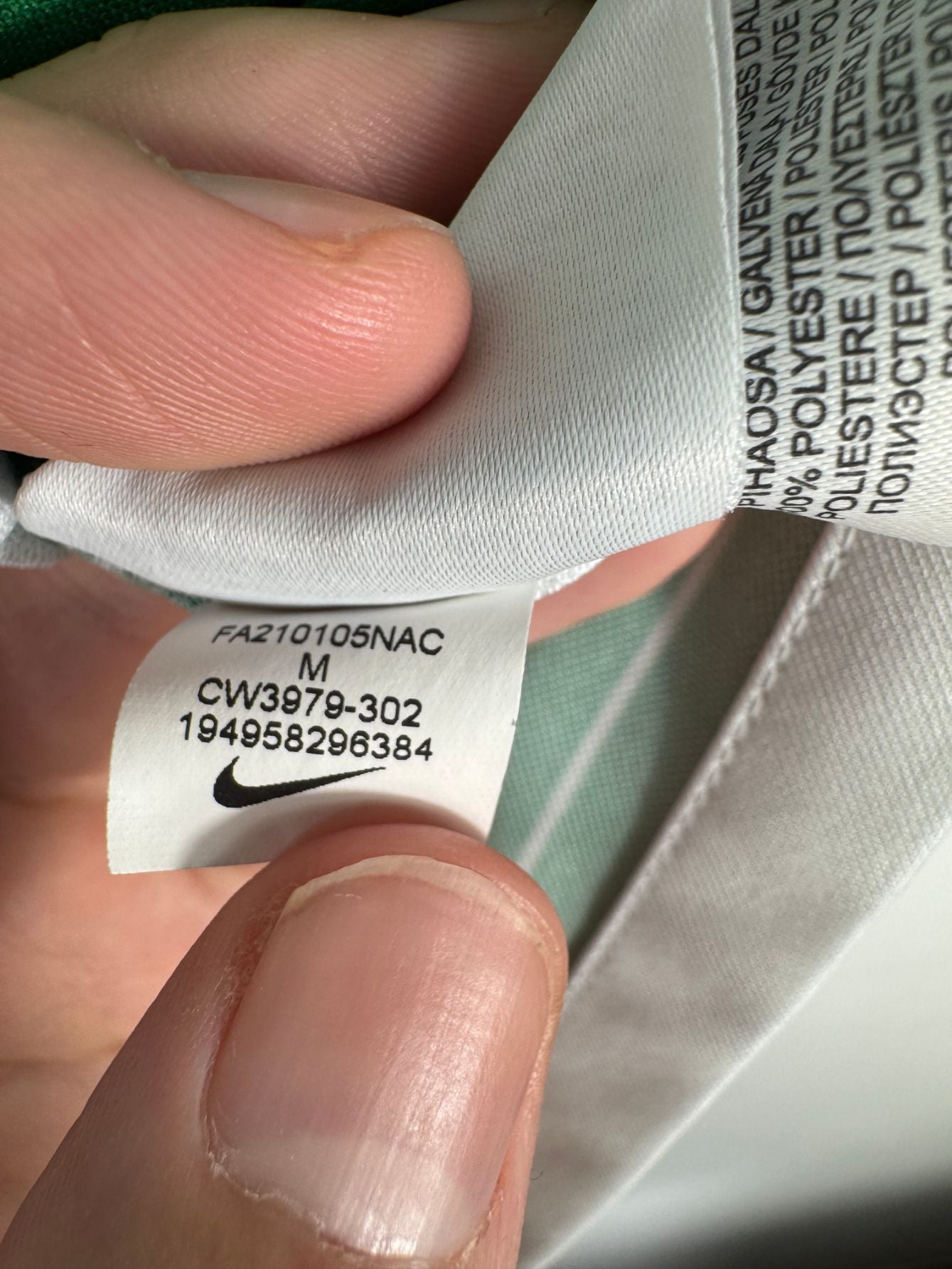 Étiquette d'authenticité avec code Nike CW3979-302 prouvant l'originalité du maillot