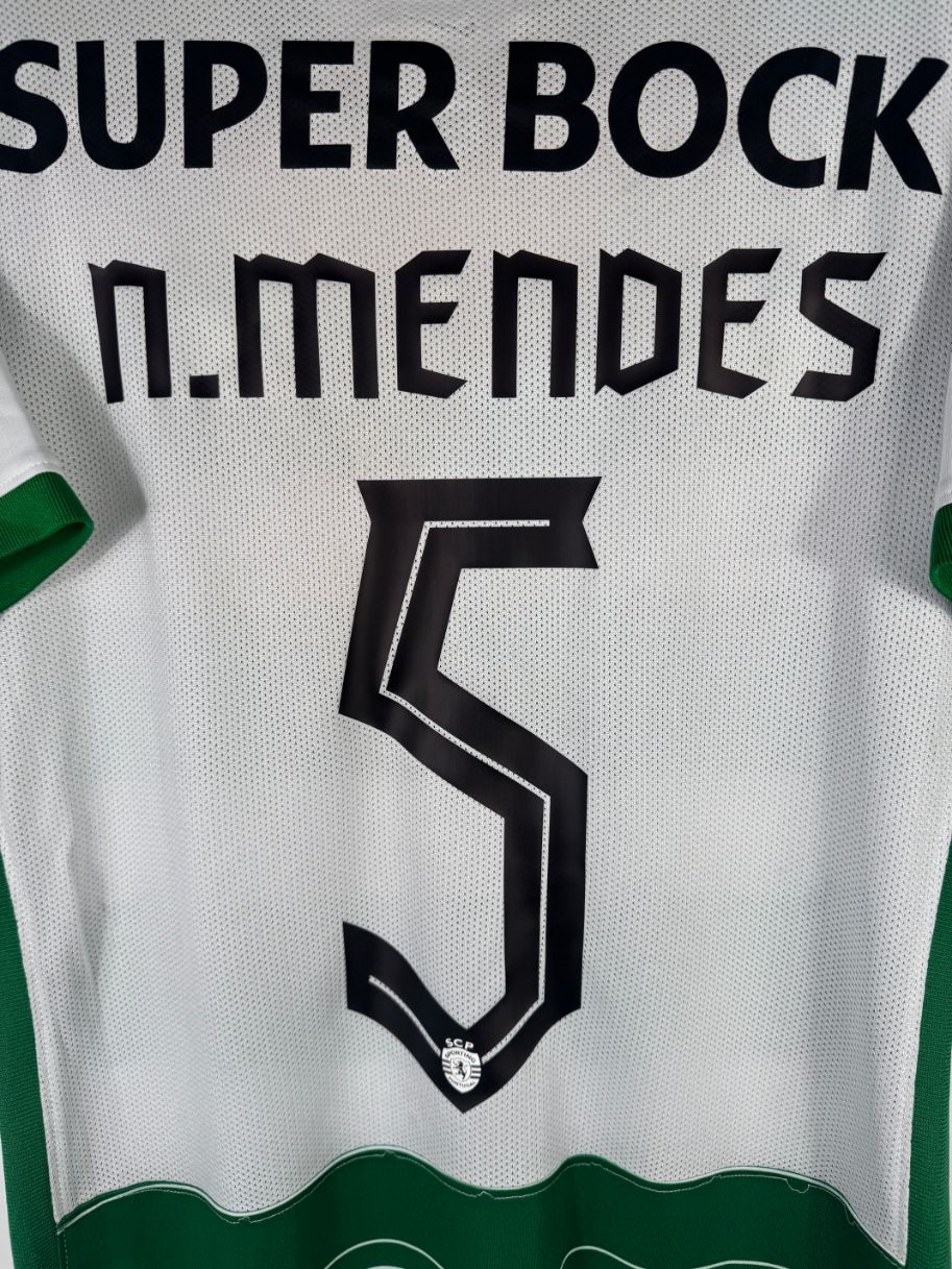 Détail de la typographie du flocage sur le numéro 5 de Nuno Mendes