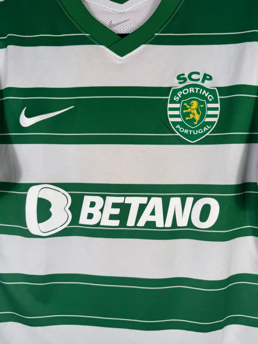 Détail de l'écusson du Sporting CP et du logo Nike