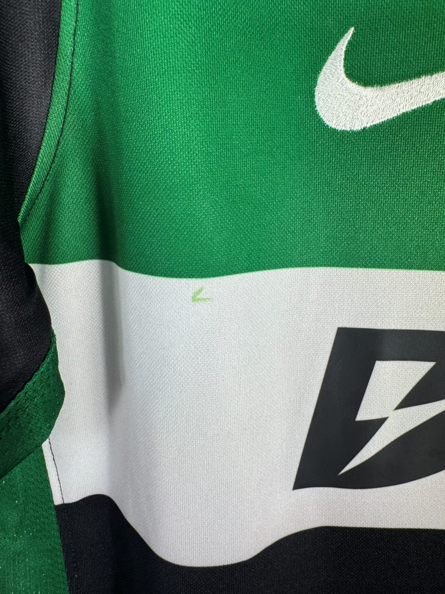 Détail petite trace verte sous le sponsor Betano