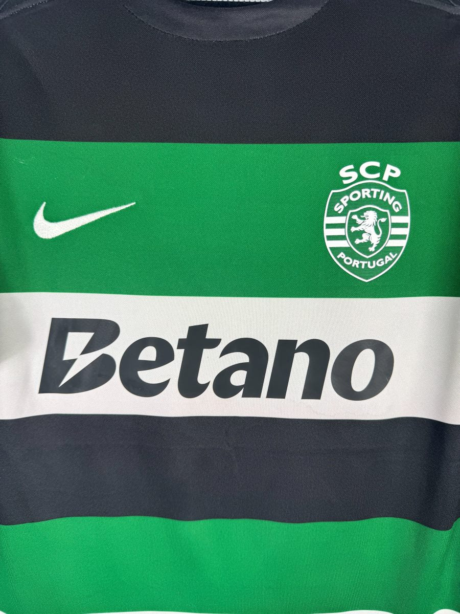 Détail écusson Sporting CP et sponsor Betano