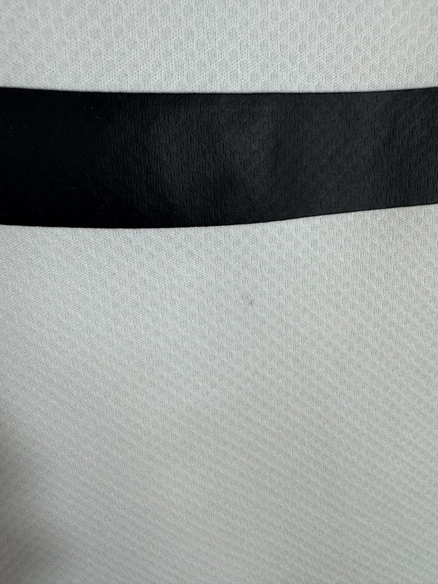 Défaut signalé : micro-marque sur le tissu blanc du maillot Stade Rennais 2021-2022 extérieur