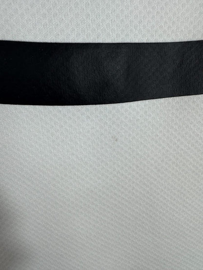 Défaut signalé : micro-marque sur le tissu blanc du maillot Stade Rennais 2021-2022 extérieur