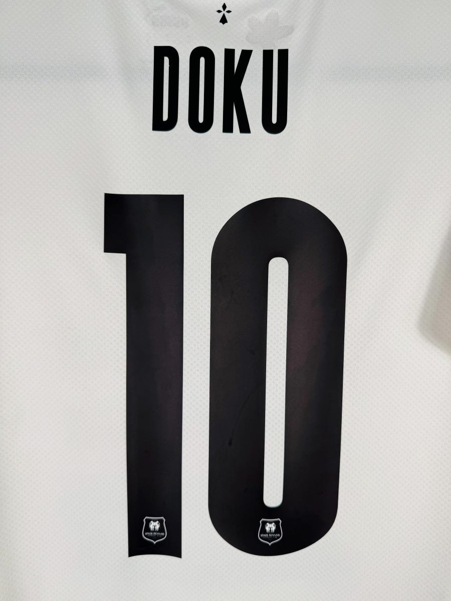 Détail du flocage DOKU numéro 10 avec écussons rennais, maillot extérieur 2021-2022