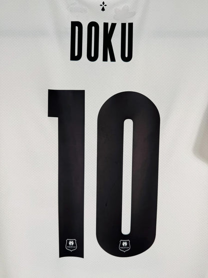 Détail du flocage DOKU numéro 10 avec écussons rennais, maillot extérieur 2021-2022