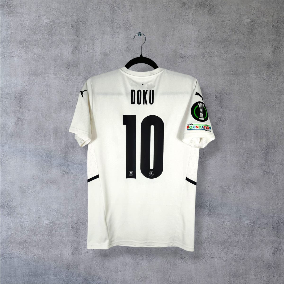 Dos du maillot Stade Rennais 2021-2022 extérieur blanc avec flocage DOKU N°10 et patch Conference League