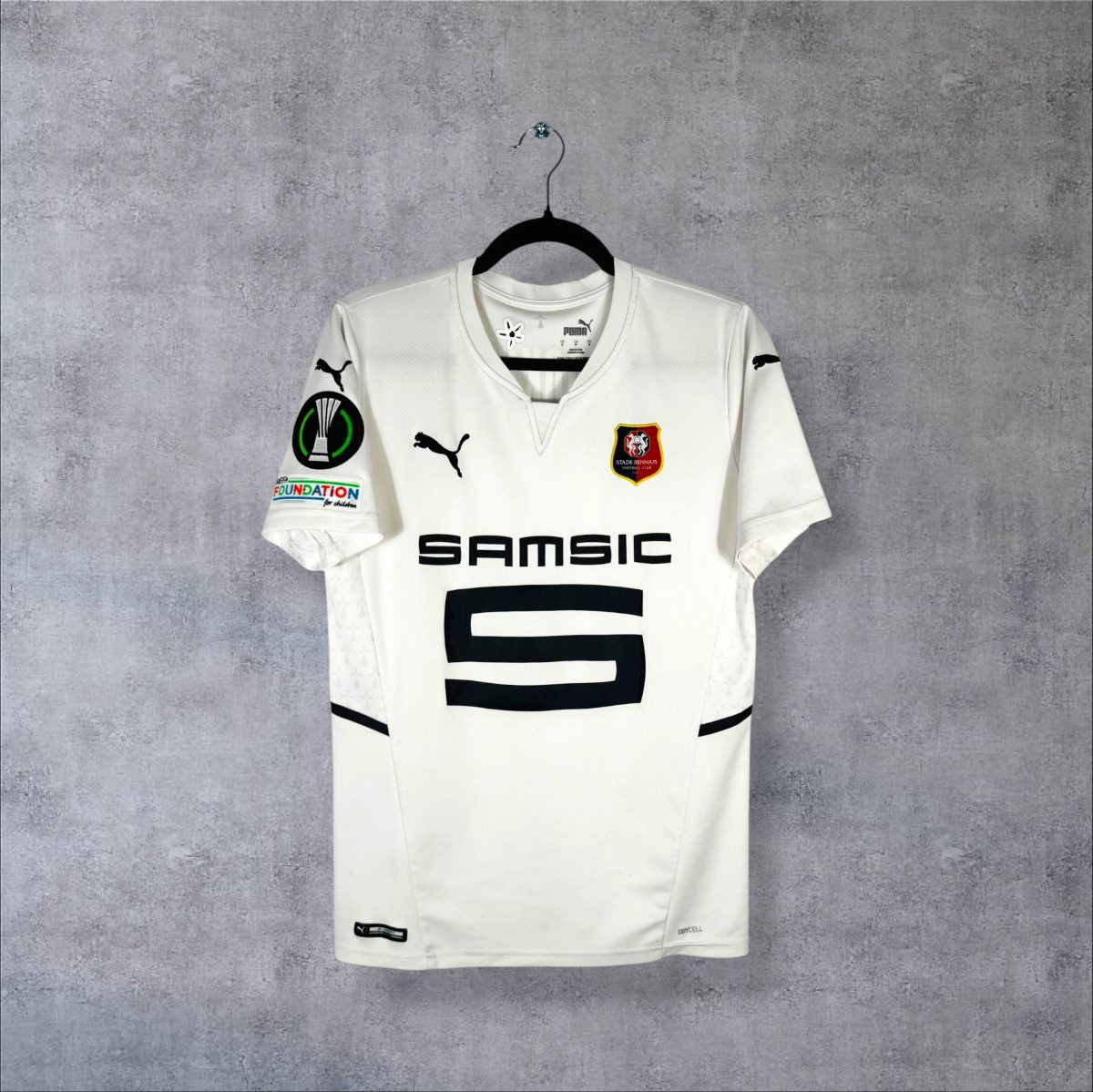 Face du maillot Stade Rennais 2021-2022 extérieur Puma, sponsor Samsic et patchs UEFA