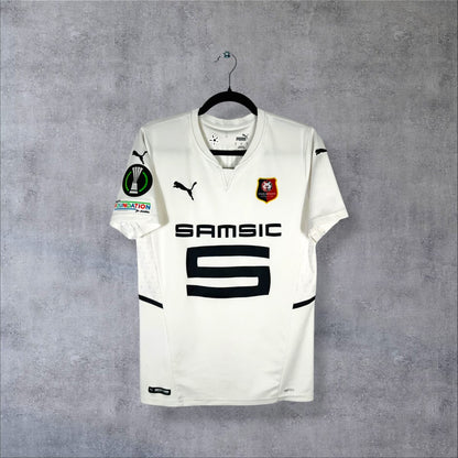 Face du maillot Stade Rennais 2021-2022 extérieur Puma, sponsor Samsic et patchs UEFA