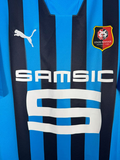Détail écusson Stade Rennais et logo Puma maillot third 2022-2023