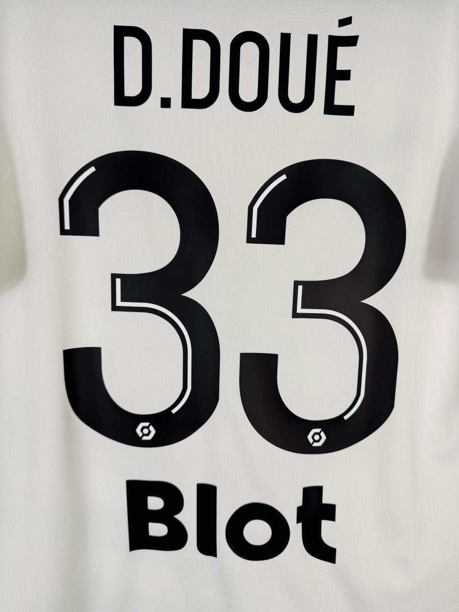 Détail du flocage D.DOUÉ numéro 33 avec logo LFP et sponsor Blot, maillot Stade Rennais 2023-2024