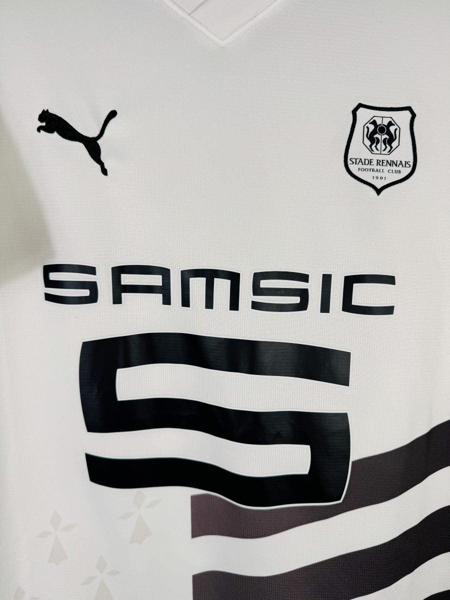 Écusson Stade Rennais et sponsor Samsic sur le maillot extérieur 2023-2024 de Désiré Doué
