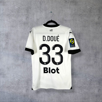Dos du maillot Stade Rennais 2023-2024 extérieur avec flocage D.DOUÉ N°33, sponsor Blot et patch Ligue 1