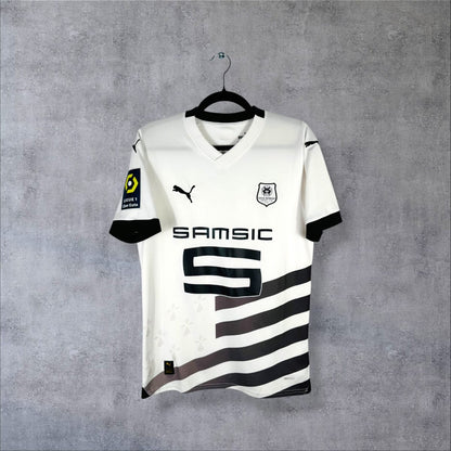Face du maillot Stade Rennais 2023-2024 extérieur Puma, sponsor Samsic et motif drapeau breton