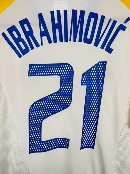 Détail du flocage bleu ajouré Ibrahimović 21, maillot Suède extérieur 2002