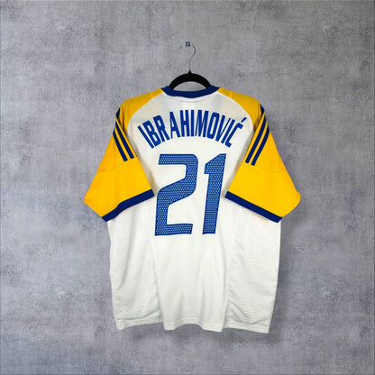 Dos du maillot Suède extérieur 2002 adidas blanc à manches jaunes, flocage bleu Ibrahimović 21