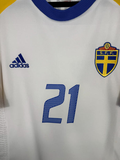 Écusson brodé S.F.F. de la fédération suédoise et logo adidas, maillot Suède extérieur 2002