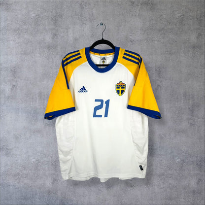 Maillot Suède 2002 extérieur de face, blanc et jaune, trois bandes bleues sur les épaules, numéro 21 sur la poitrine