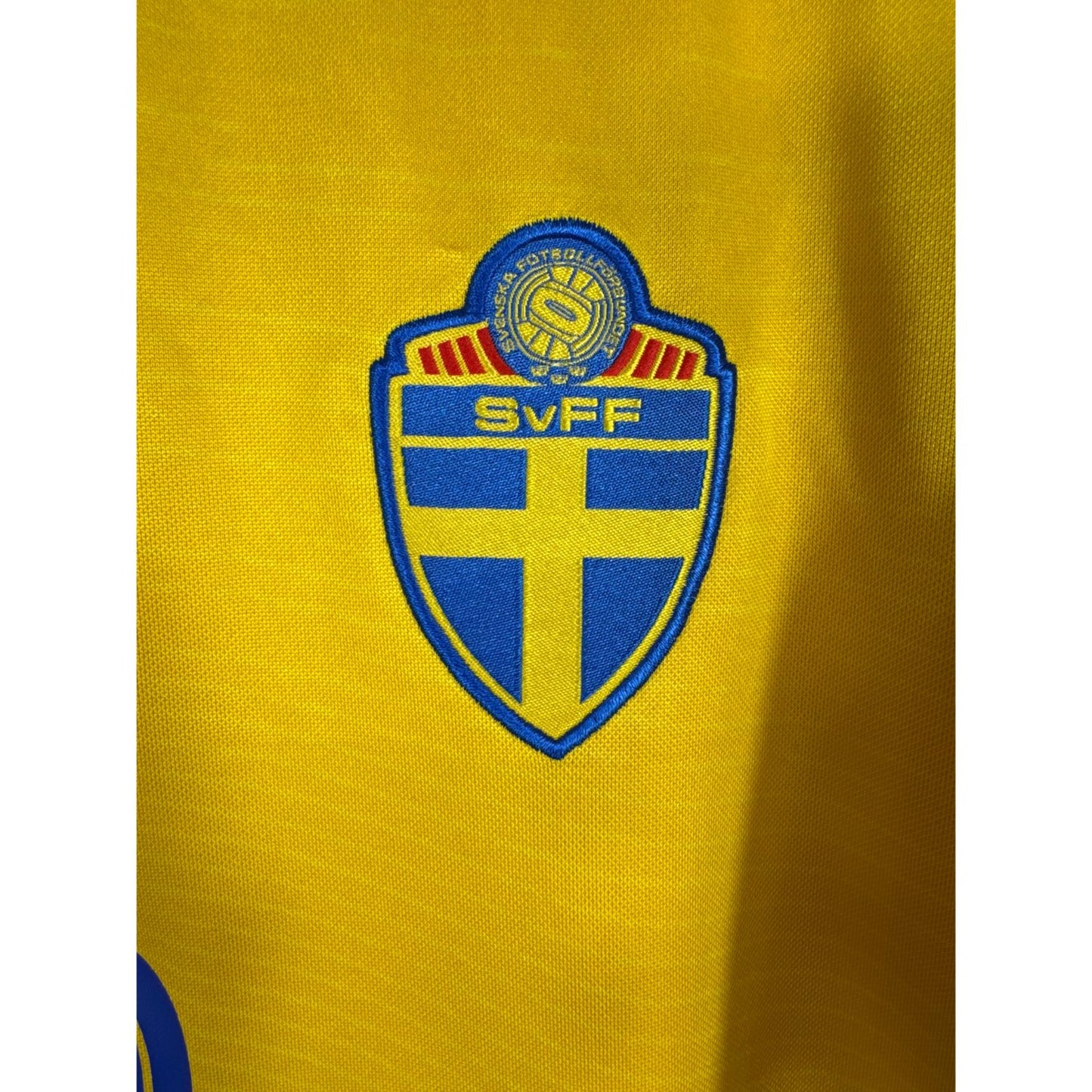 Détail de l'écusson de la Suède et du logo Umbro