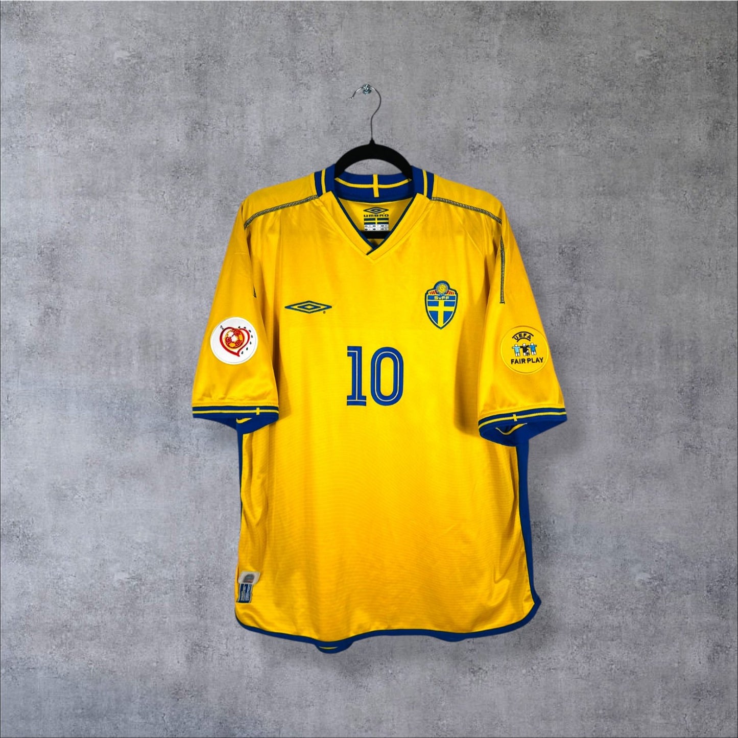 Maillot authentique Suède 2004 Domicile Umbro jaune vue de face
