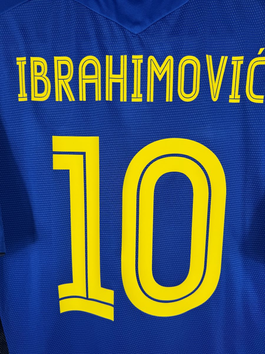 Détail du flocage jaune Ibrahimović 10, maillot Suède extérieur 2004