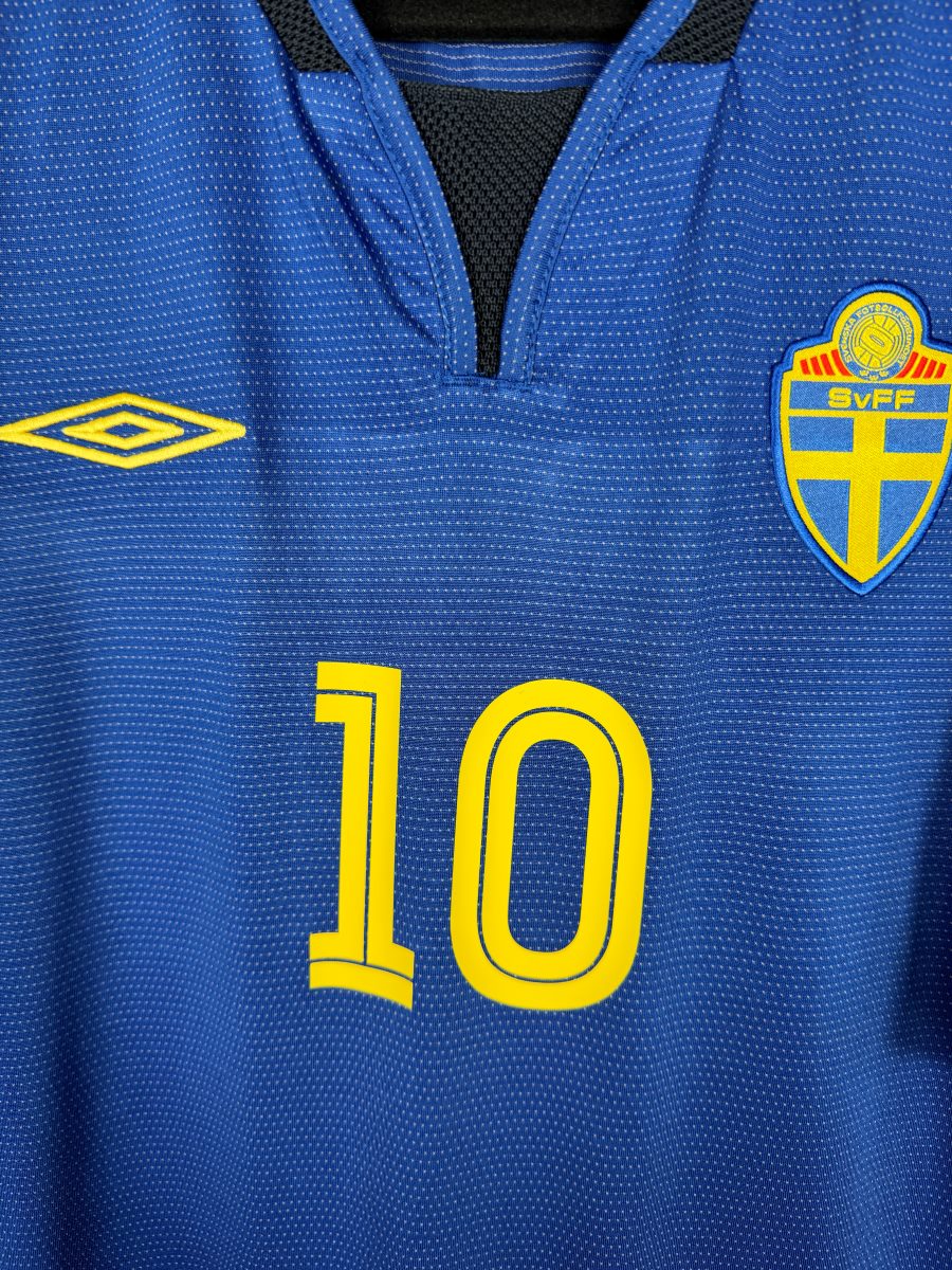 Écusson brodé SvFF de la fédération suédoise et logo Umbro, maillot Suède extérieur 2004