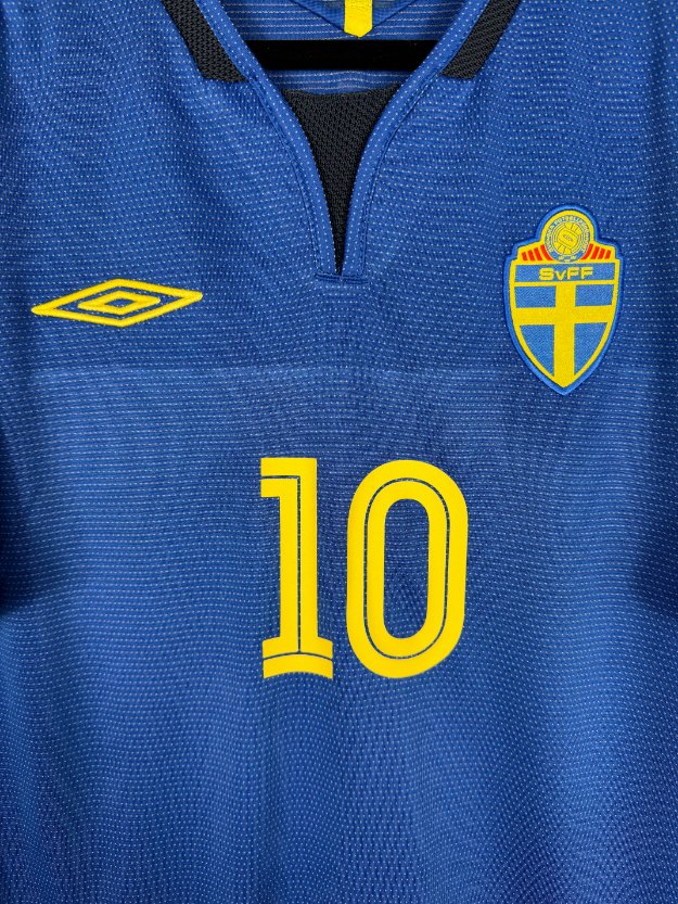 Détail de l'écusson de la Suède et du logo Umbro