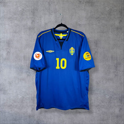 Maillot Suède 2004 extérieur bleu de face, logo Umbro, écusson SvFF et numéro 10 sur la poitrine