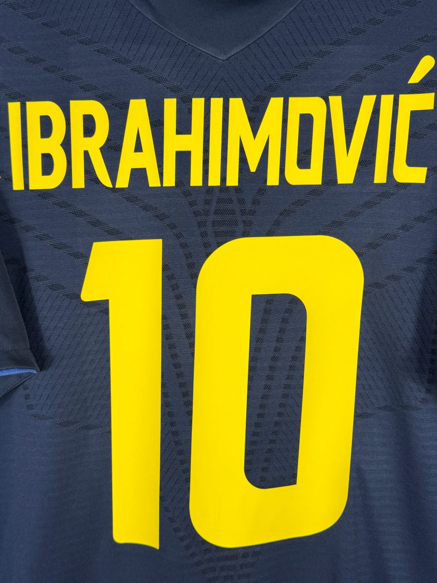 Détail du flocage jaune Ibrahimović 10, maillot Suède extérieur Euro 2008