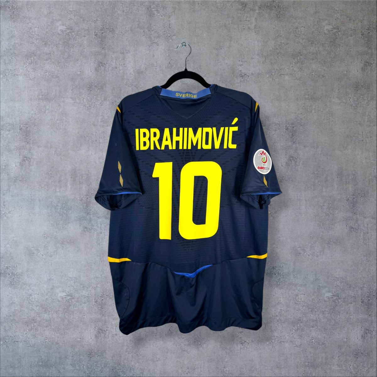 Dos du maillot Suède extérieur Euro 2008 Umbro bleu marine, flocage jaune Ibrahimović 10 et patch Euro 2008