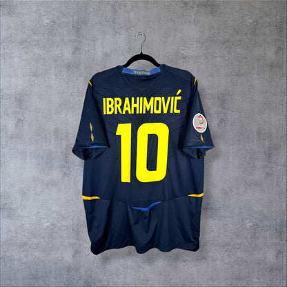 Dos du maillot Suède extérieur Euro 2008 Umbro bleu marine, flocage jaune Ibrahimović 10 et patch Euro 2008