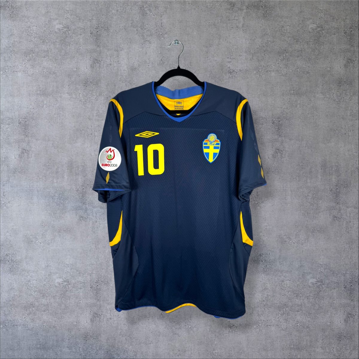 Maillot Suède 2008 extérieur bleu marine de face, épaules jaunes, numéro 10 et écusson SvFF