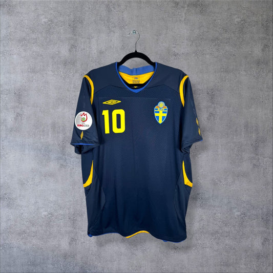 Maillot Suède 2008 extérieur bleu marine de face, épaules jaunes, numéro 10 et écusson SvFF