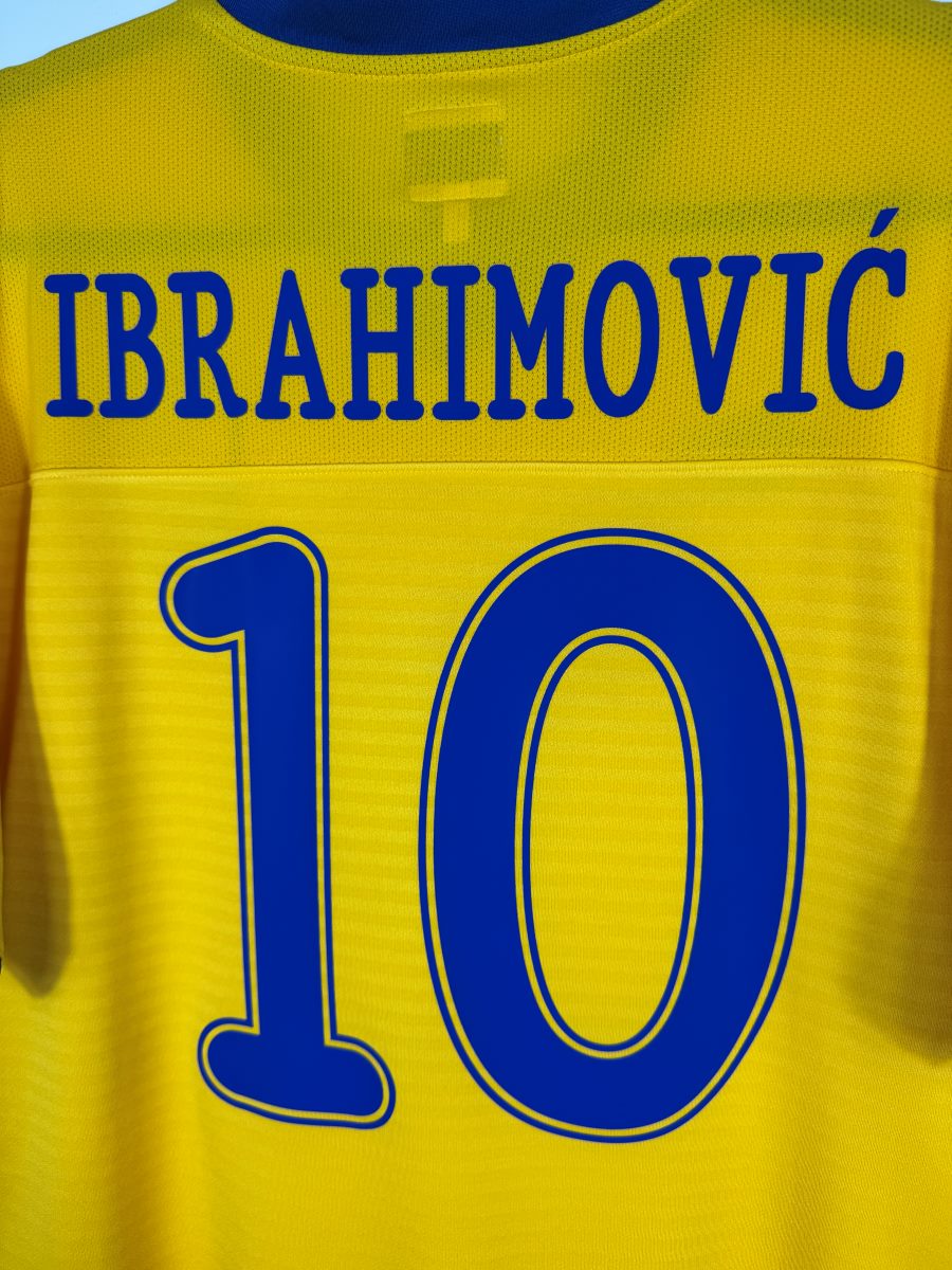 Détail flocage IBRAHIMOVIĆ 10 bleu bordé jaune, maillot Suède domicile 2010