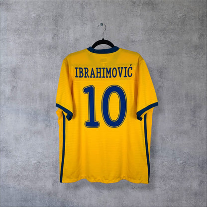 Maillot Suède 2010 domicile jaune Umbro, dos floqué Ibrahimović 10
