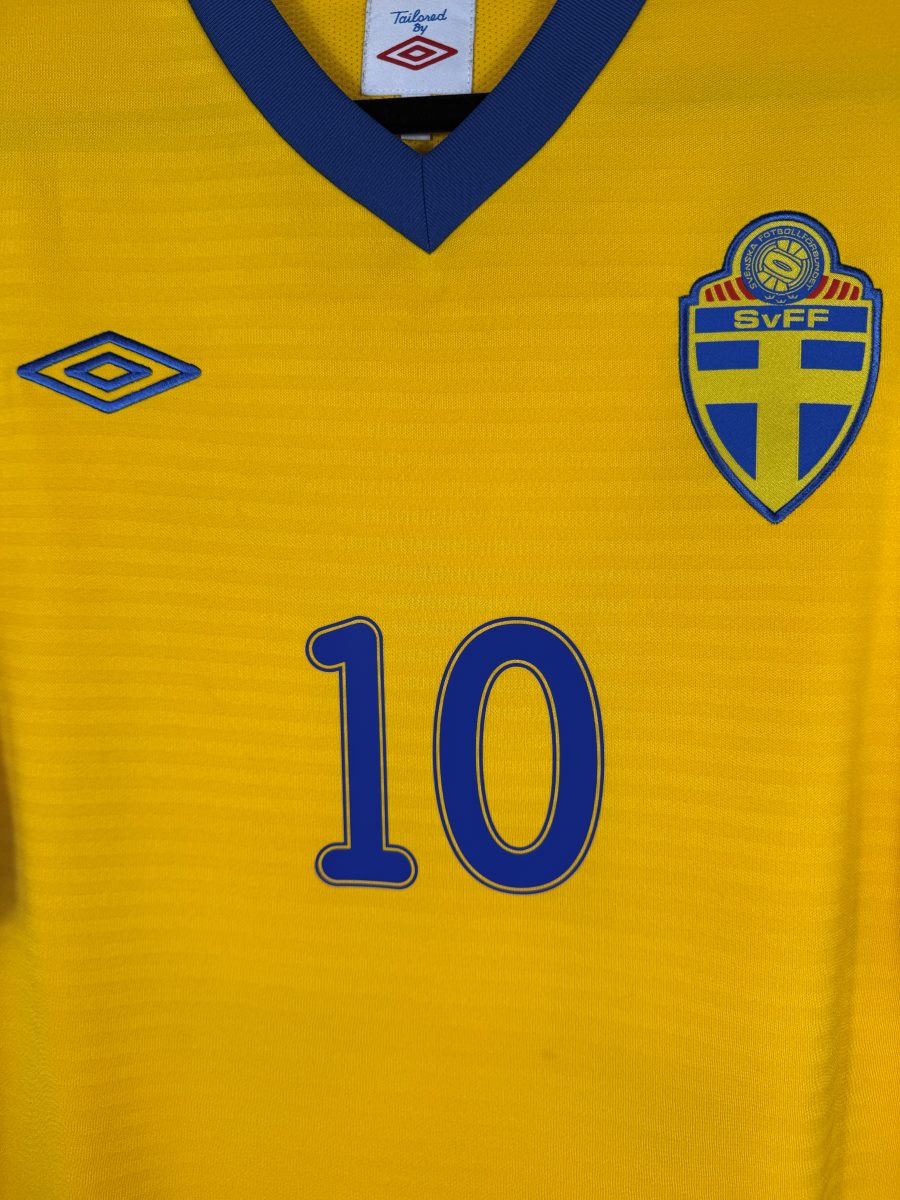 Écusson SvFF brodé et logo Umbro, maillot Suède domicile 2010 Ibrahimović