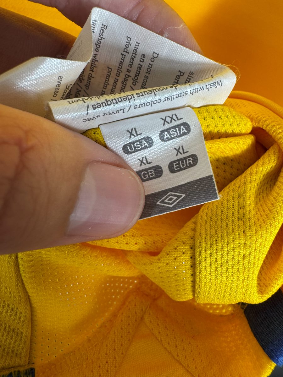 Étiquette de taille Umbro XL multi-régions, maillot Suède domicile 2010