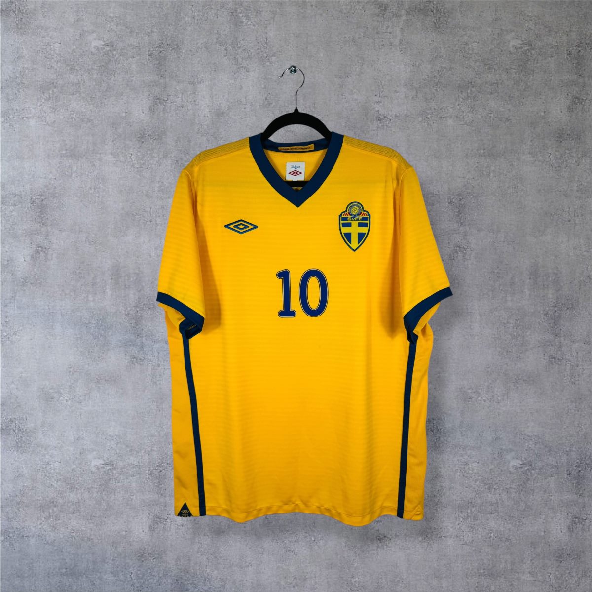Maillot Suède domicile 2010 Tailored by Umbro de face, jaune à col en V bleu, numéro 10