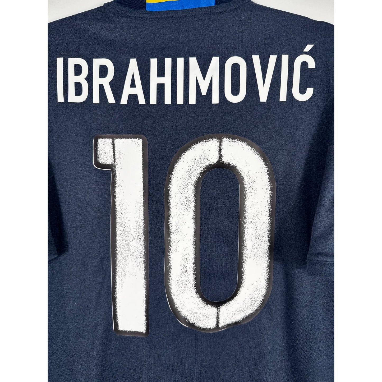 Détail de la typographie du flocage sur le numéro 10 de Zlatan Ibrahimović