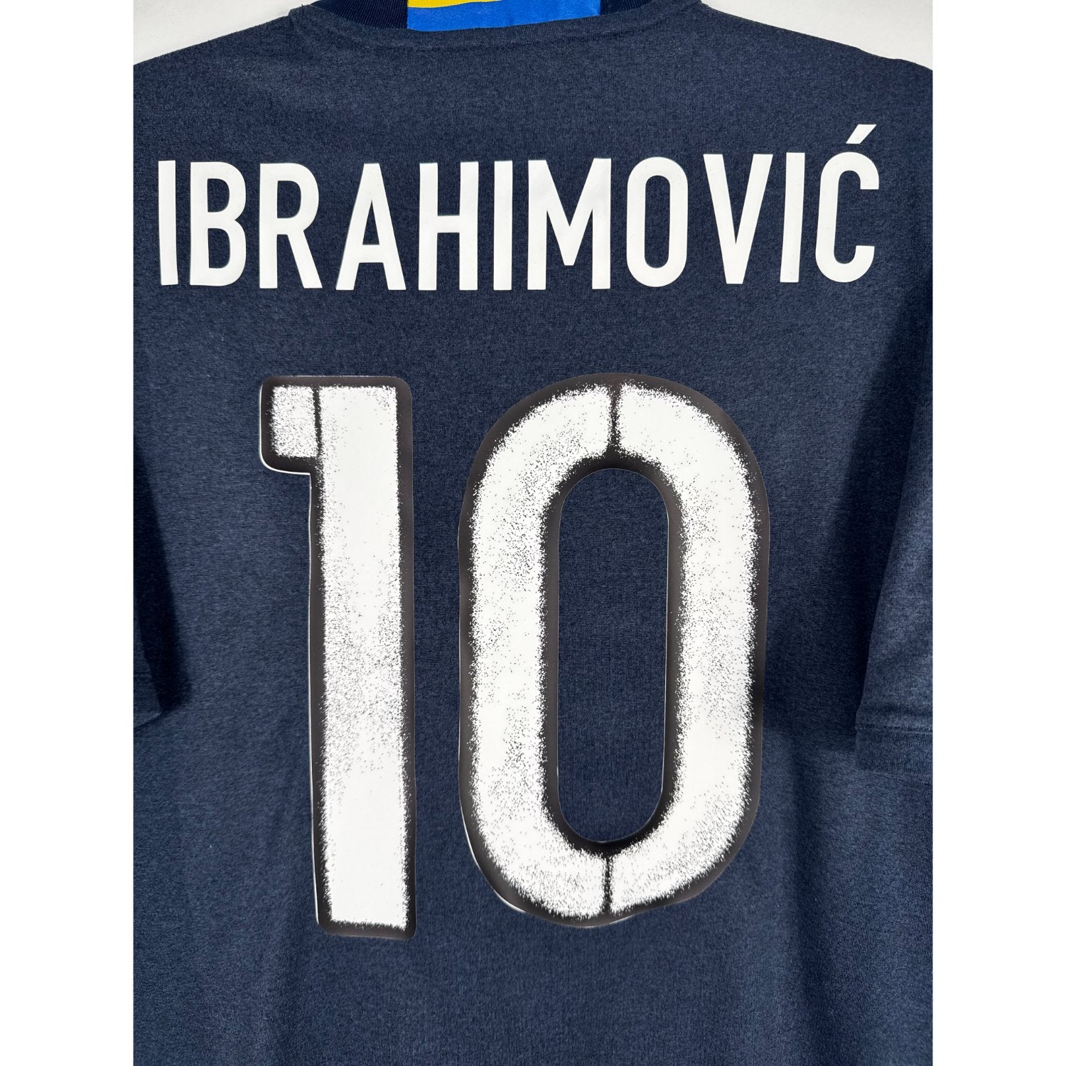 Détail de la typographie du flocage sur le numéro 10 de Zlatan Ibrahimović