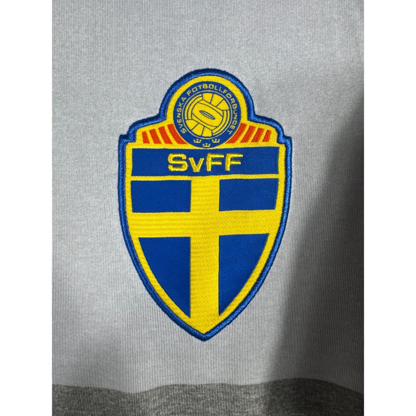 Détail de l'écusson de la Suède et du logo Adidas