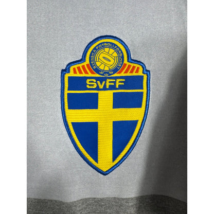 Détail de l'écusson de la Suède et du logo Adidas