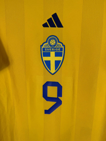 Détail de l'écusson de la Suède et du logo Adidas